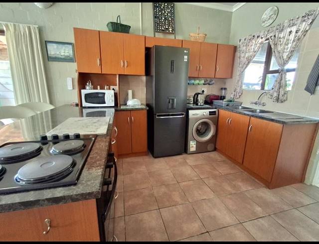 5 BEDROOM HOUSE FOR SALE IN BRITANNIA BAY